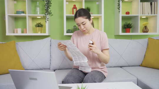 亚洲年轻女子在家阅读医学传单。