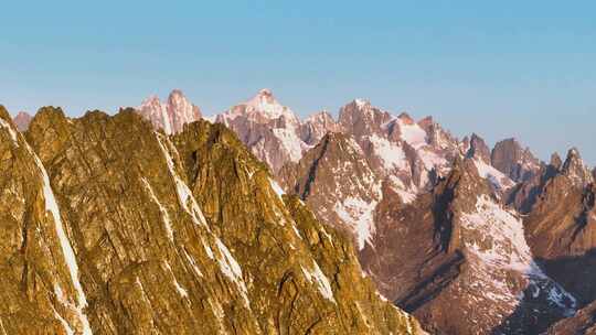 4k航拍青海久治年保玉则山峰