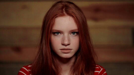 美丽的红发女孩表现出不同的情绪