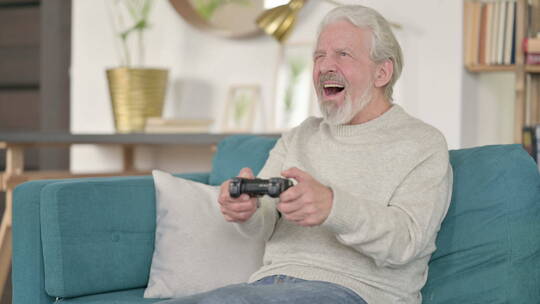 拿着手柄打游戏的老人视频素材模板下载