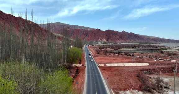 春天汽车行驶在新疆红山谷公路上