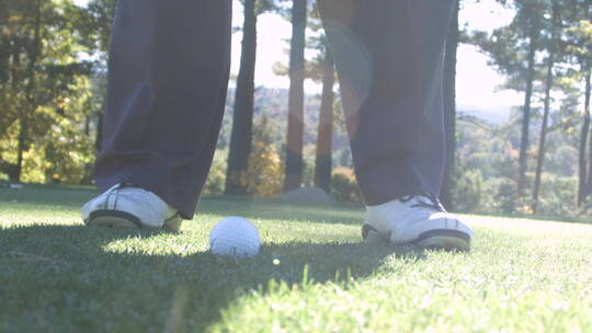 男子慢动作击高尔夫球视频素材模板下载