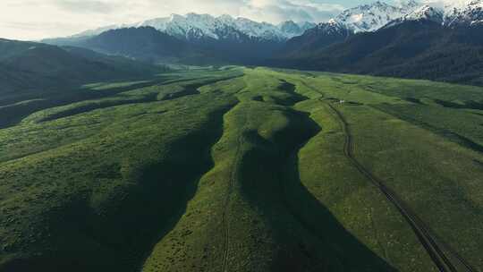 新疆阿勒泰草原雪山航拍