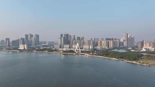 深圳前海现代化城市中的高楼与水域全景