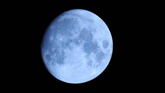 高清拍摄黑色背景中的月球