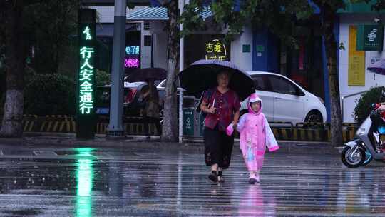 雨天行人小朋友上学4k