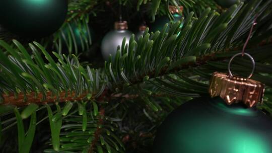 圣诞树上装饰的彩灯视频素材模板下载