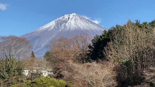 一座冰封的山