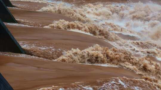 湍急河水奔腾景象暴雨水位上涨