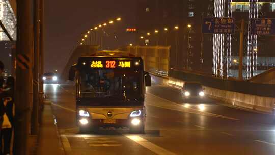 北京晚高峰公交站城市道路夜景视频素材模板下载