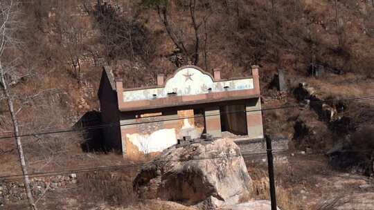 山间老旧建筑远景