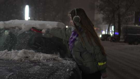 女人用刷子从车上除雪视频素材模板下载