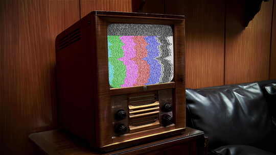 老式电视，木制橱柜和绿屏的旧复古电视机。4K。