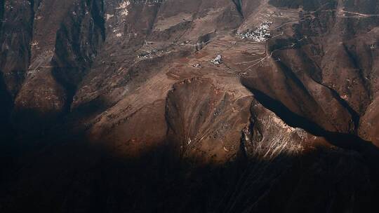 云南大山乡村振兴光影斑驳雄浑大山苗族村落