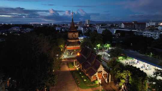 泰国清迈古城罗摩利寺航拍城市夜景风光