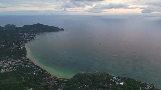 泰国涛岛的无人机日落视图，鸟瞰塞雷海滩，