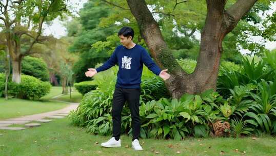 男子在公园张开双臂放松