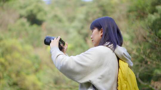 年轻活力青春女孩户外郊游踏青公园相机拍照