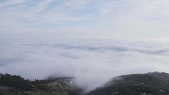 被大雾笼罩的山脉