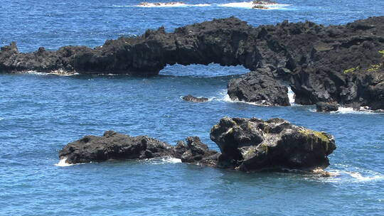 海浪拍打着海岸岩石   