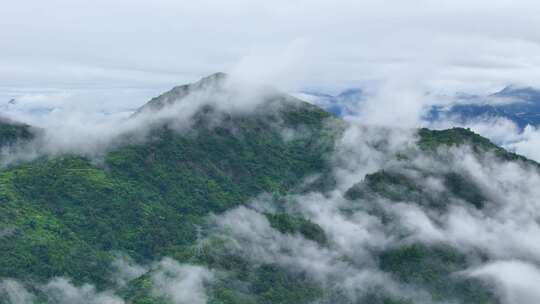 云雾中的大山