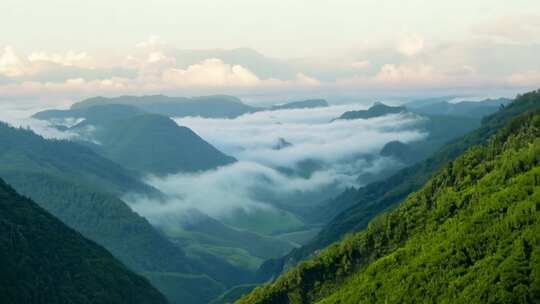 峰峦叠翠 云海穿梭 天地奇美之景