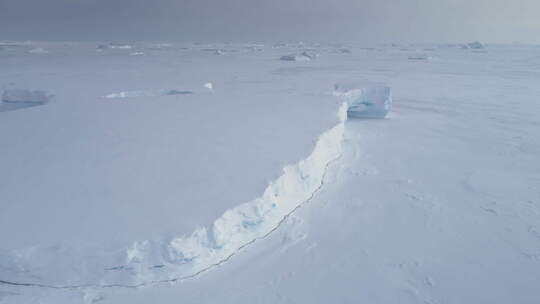 平板冰山卡住北极冰场鸟瞰图