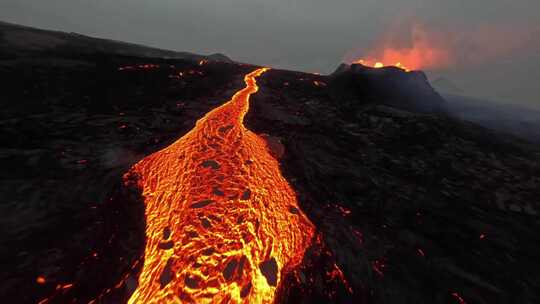 火山岩浆流动景象