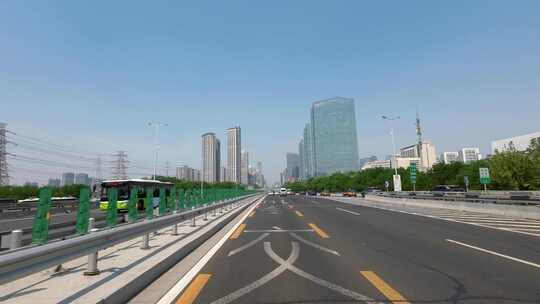 开车行驶在北京城市公路  大都市开车