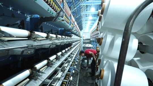 男性纺织工人化纤厂纺织厂车间工作