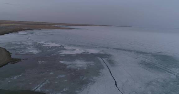 旅游景区 航拍冬季青海湖冰面 湖岸线 冰裂