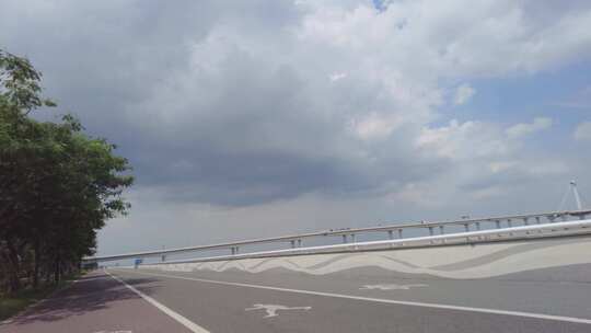 杭州钱塘江跑道和江边的江东大桥