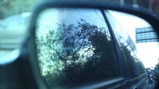 车在行驶中的后视镜的风景 树林 路牌视频素材模板下载
