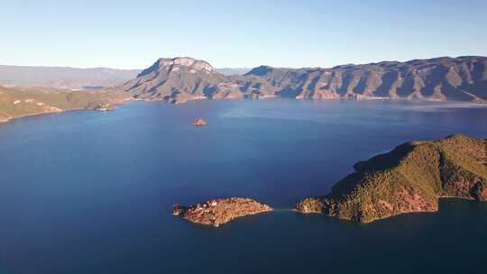 云南泸沽湖中的岛屿格姆女神山日出清晨航拍