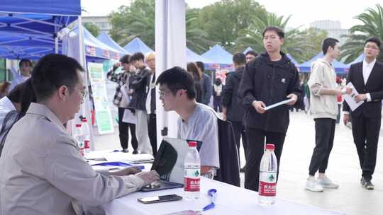 高校大学校园招聘会双选会大学生应聘