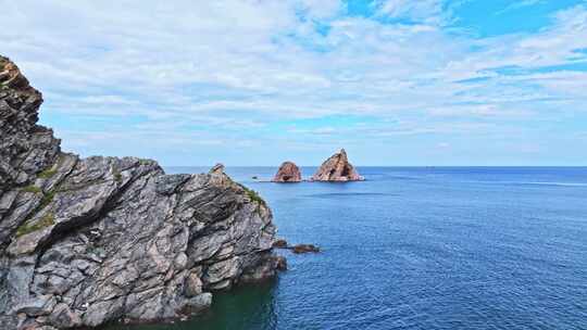 夏季大海礁石海岸线沙滩蓝天白云航拍