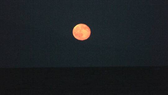 科林斯湾的满月