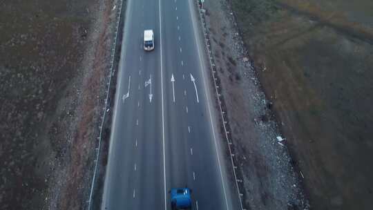 高速公路上的水箱卡车