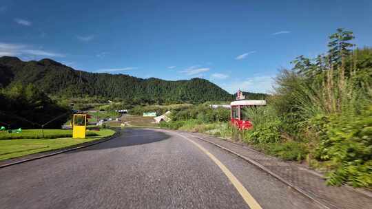 开车行驶第一视角乡村道路