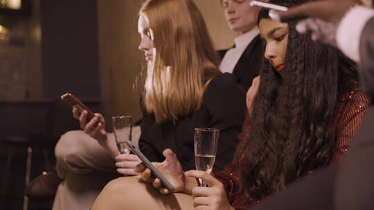 派对上喝香槟的朋友视频素材模板下载