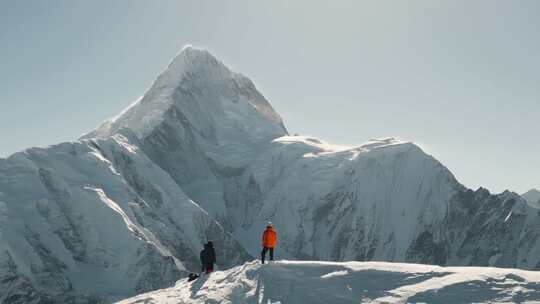 登山攀登雪山航拍