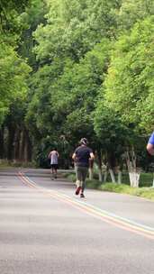 公园里晨跑锻炼的人