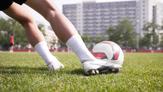 足球运动员训练过桩校园比赛青少年球场踢球