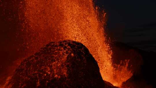 夜间火山口爆炸喷出熔岩的慢动作特写