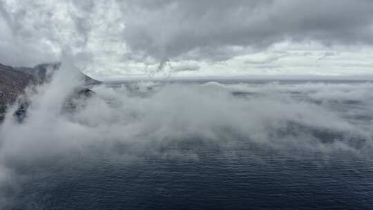 海岸上空盘旋的厚厚的云层