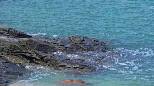 海浪海水冲刷拍打海滩礁石