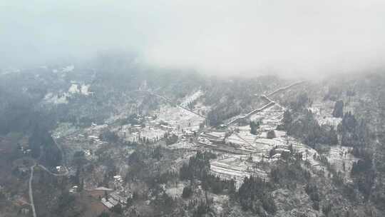 大自然寒潮冬天下雪的村庄田野航拍风景