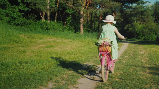 在野外骑自行车的女孩