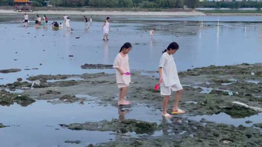 夜晚河流枯水期戏水游玩捞鱼的人群8