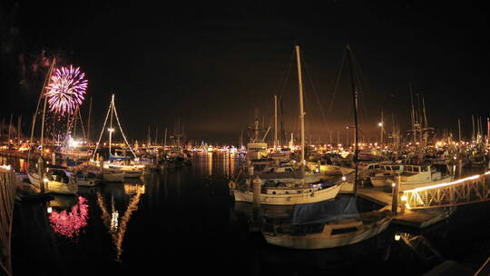 港口夜晚的烟花和船只